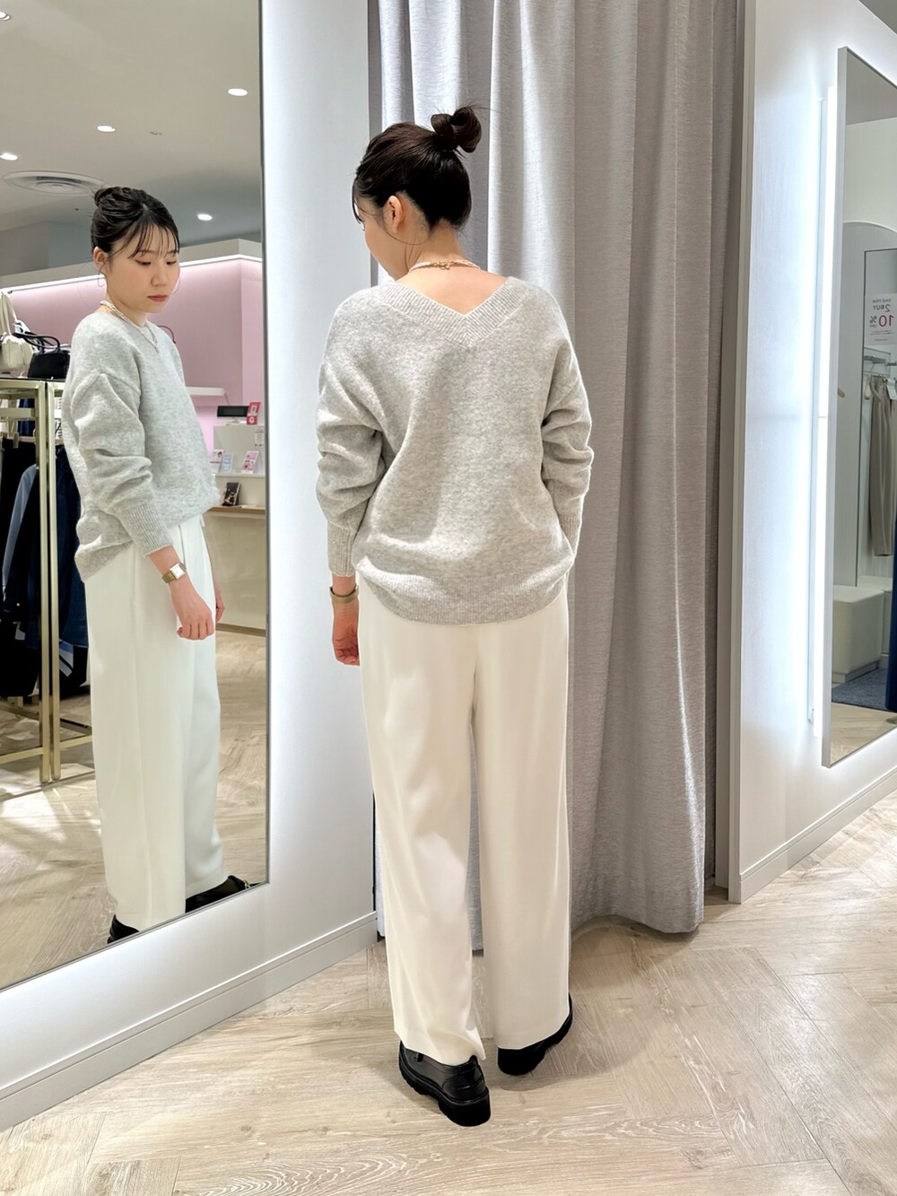ホワイト系のその他パンツ、ベージュ系のニット/セーター、ホワイト系のネックレスを着用したレディースの冬コーディネートの3枚目の写真