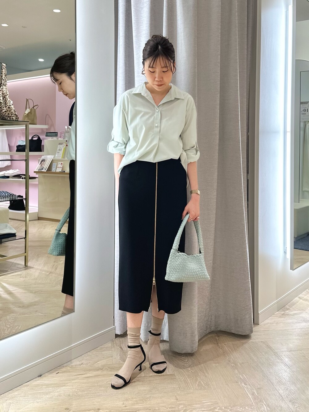 「春コーデ、春服コーデ、大人コーデ、春、春服、お花見コーデ、春コート、春コートスタイル、タイトスカート」｜「NOLLEY’S Sophiの【追加】ウォッシャブルボンディングジョーゼット前後2WAYロングスカート（スカート、ブラック系）」を使った、sakakibaraさん（レディース・168cm）の春コーディネートの7枚目の写真
