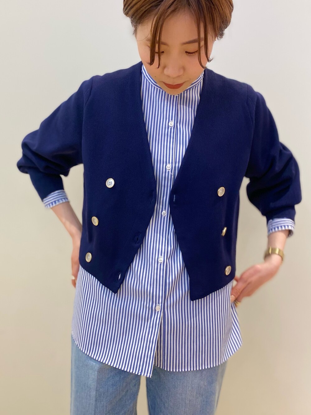 ホワイト系のショルダーバッグ、ブルー系のカーディガン/ボレロ、ブルー系のシャツ/ブラウスを着用したレディースの冬コーディネートの3枚目の写真