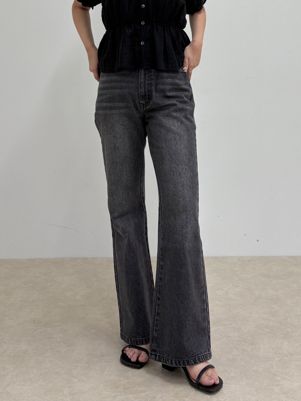 ブラック系のデニムパンツ、ブラック系のシャツ/ブラウスを着用したレディースの夏コーディネートの5枚目の写真