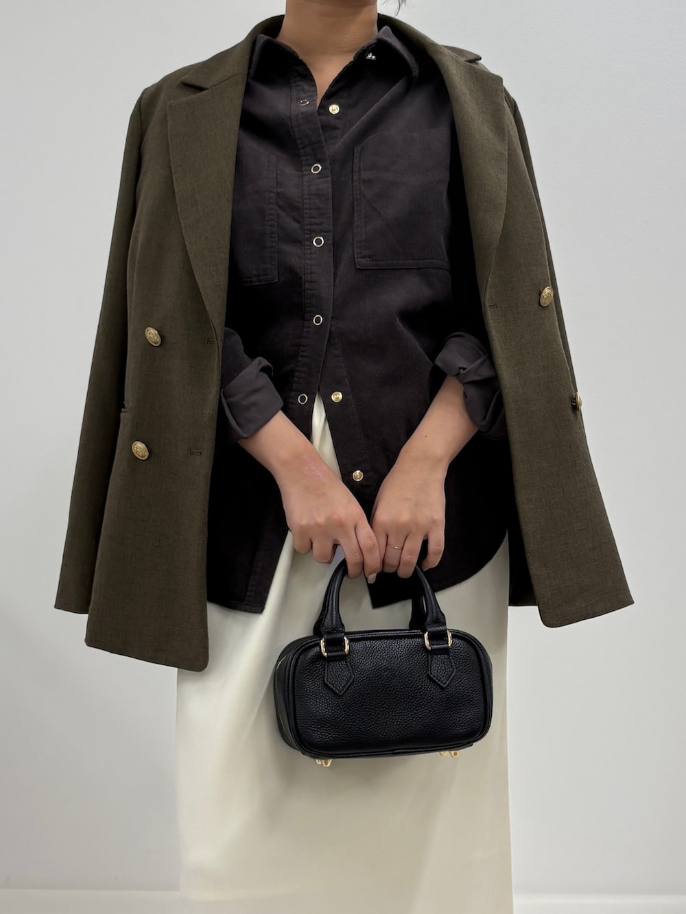 グレー系のシャツ/ブラウス、ブラウン系のテーラードジャケット、ホワイト系のスカートを着用したレディースの秋コーディネートの3枚目の写真