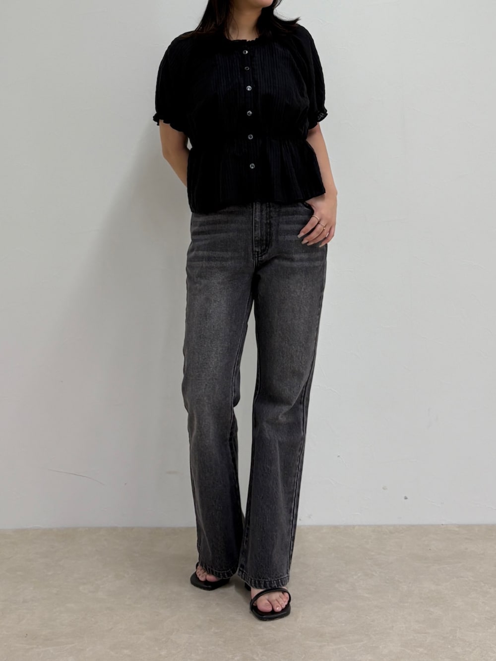 ブラック系のデニムパンツ、ブラック系のシャツ/ブラウスを着用したレディースの夏コーディネートの2枚目の写真