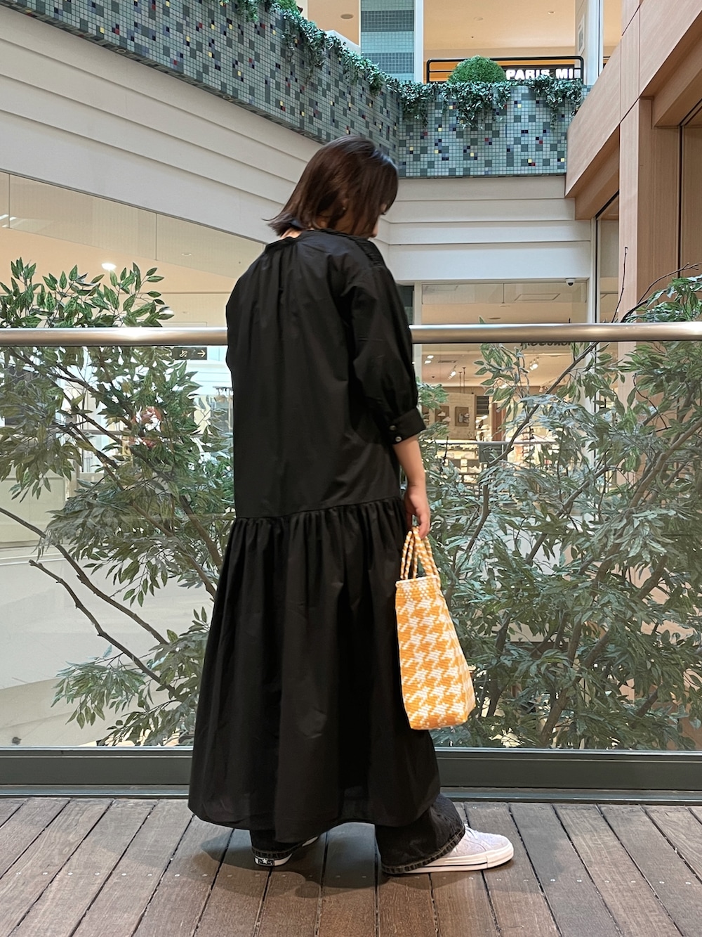「コンバース、ボリューム袖、シンプルコーデ、オトナカジュアル、オトナ女子、春カラー、休日コーデ、お出かけコーデ、カジュアルコーデ、春、ワンピース、スニーカー、春のトレンドコーデ」｜「fredy emueの【fredyemueフレディエミュ】コードボリュームシャツワンピース（シャツワンピース、ブラック系）」を使った、chiharuさん（レディース・156cm）の春コーディネートの2枚目の写真