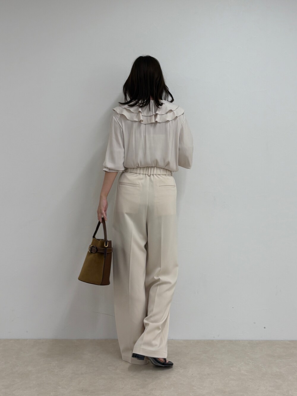 ホワイト系のシャツ/ブラウス、ホワイト系のスラックス、ブラウン系のショルダーバッグを着用したレディースの夏コーディネートの3枚目の写真