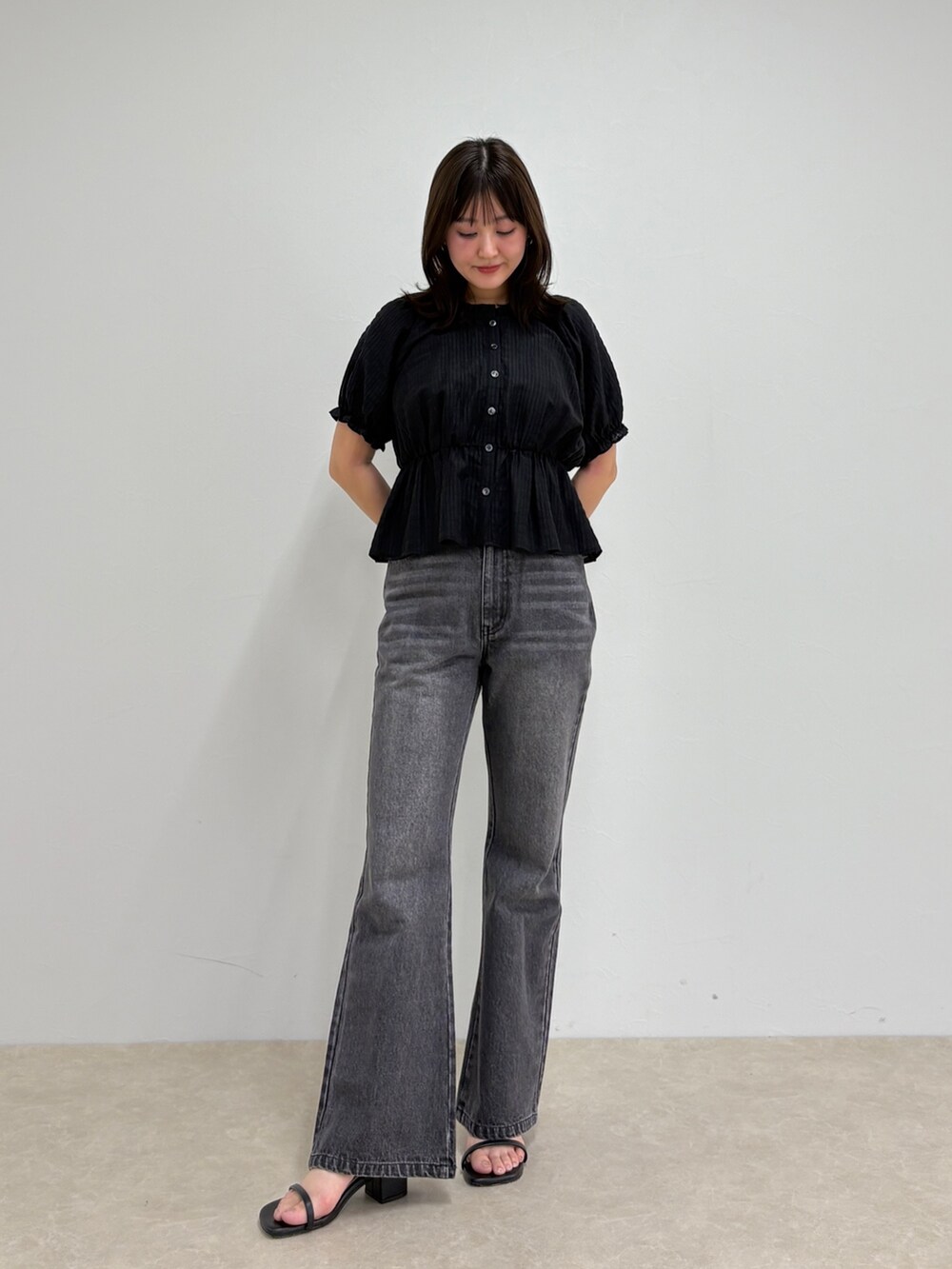 ブラック系のデニムパンツ、ブラック系のシャツ/ブラウスを着用したレディースの夏コーディネートの6枚目の写真