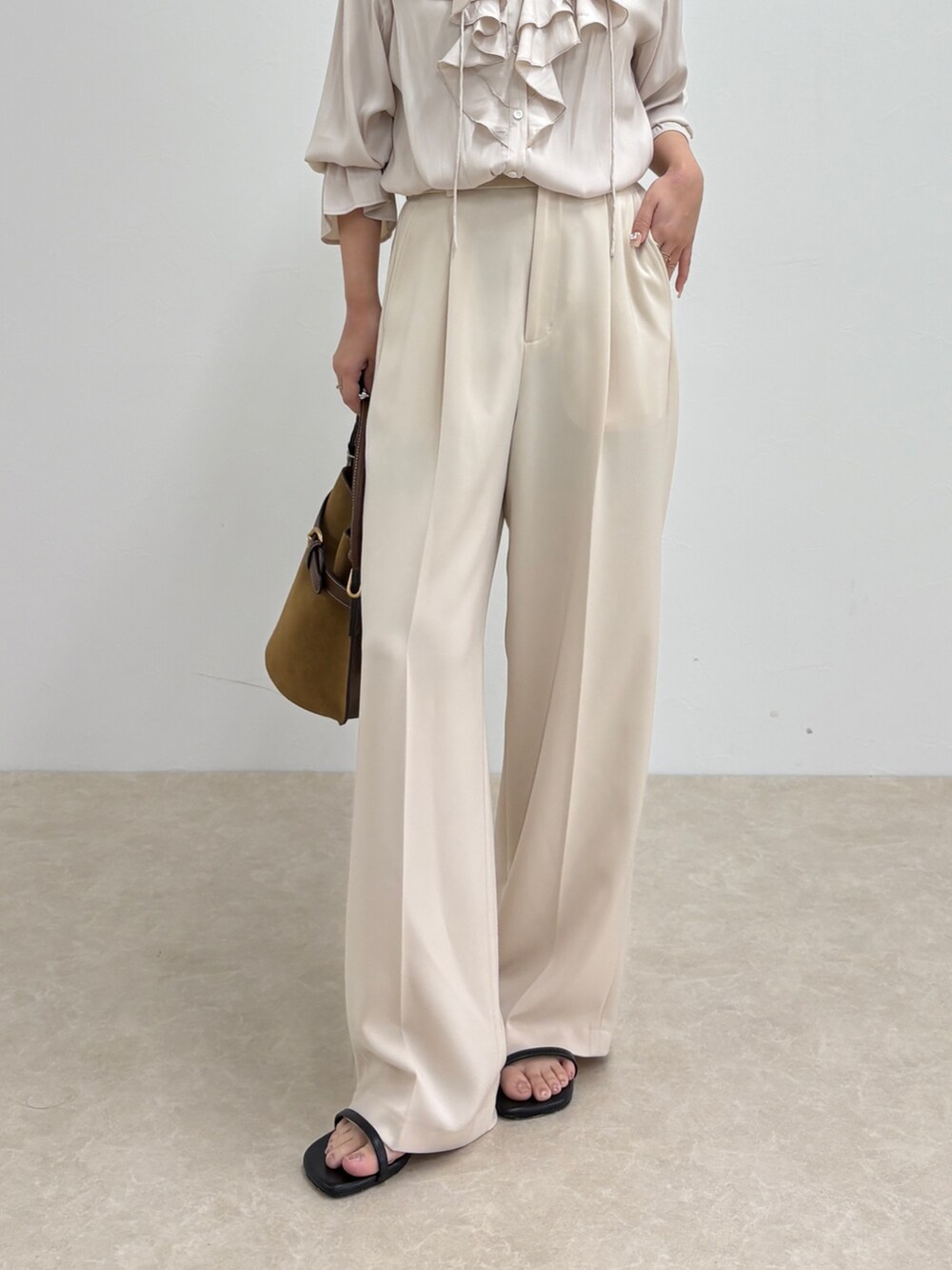 ホワイト系のシャツ/ブラウス、ホワイト系のスラックス、ブラウン系のショルダーバッグを着用したレディースの夏コーディネートの5枚目の写真