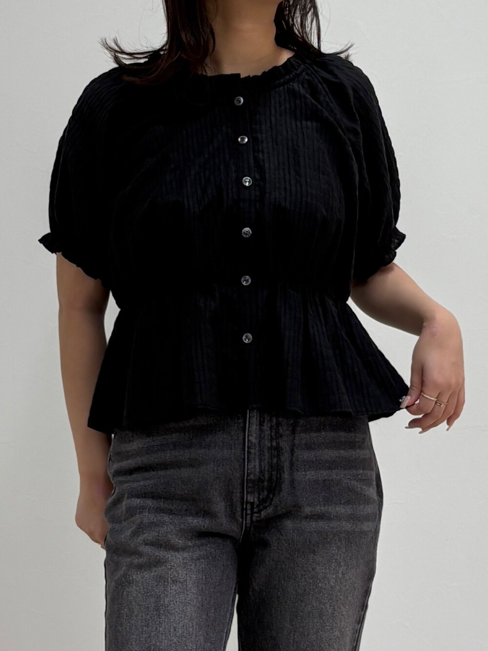 ブラック系のデニムパンツ、ブラック系のシャツ/ブラウスを着用したレディースの夏コーディネートの4枚目の写真