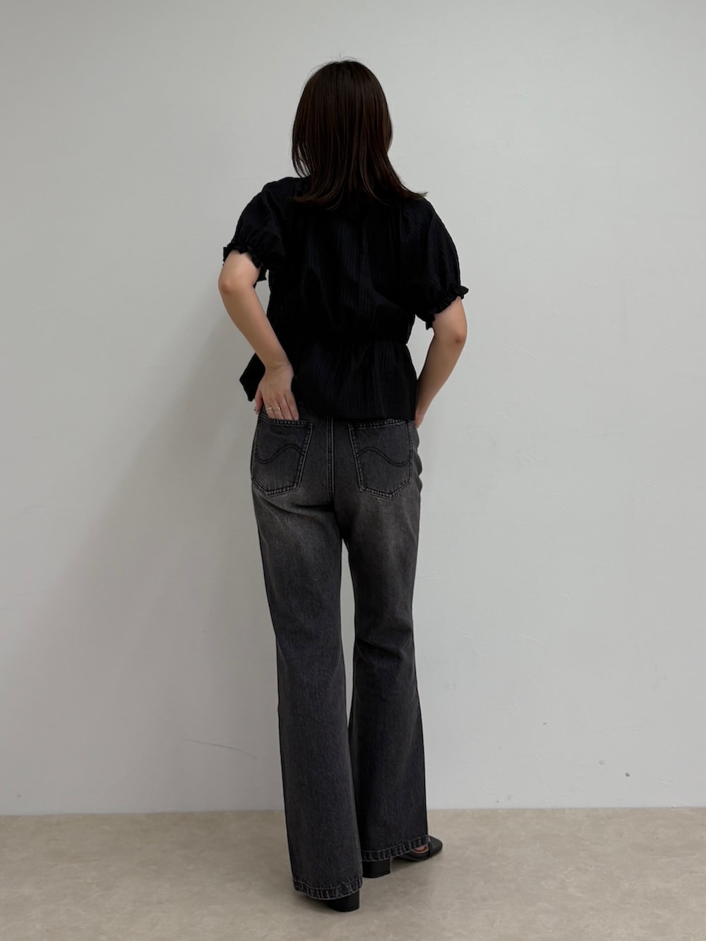 ブラック系のデニムパンツ、ブラック系のシャツ/ブラウスを着用したレディースの夏コーディネートの3枚目の写真