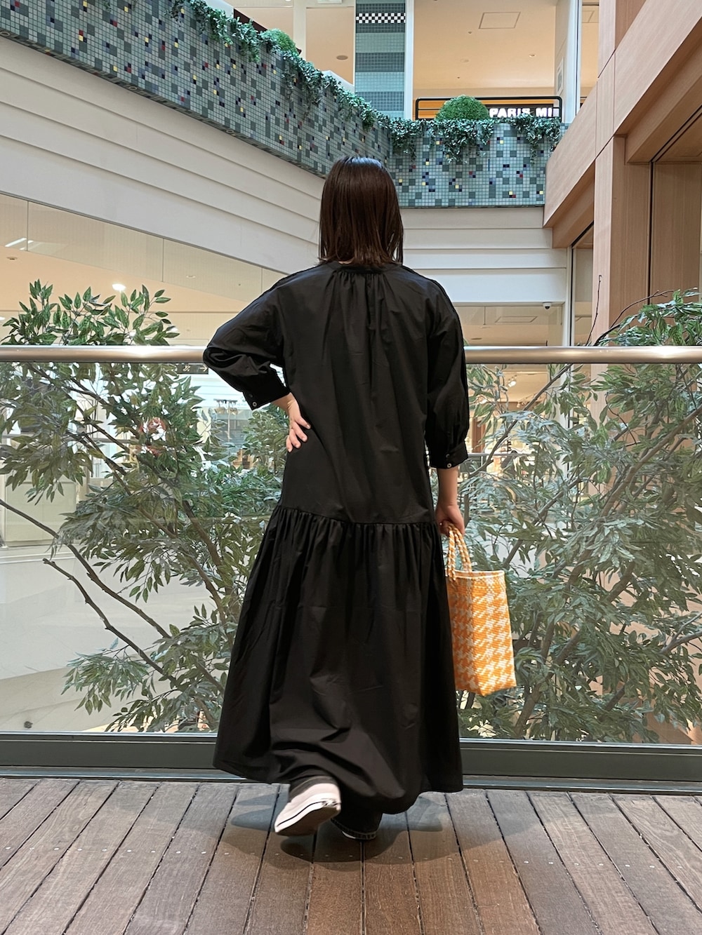 「コンバース、ボリューム袖、シンプルコーデ、オトナカジュアル、オトナ女子、春カラー、休日コーデ、お出かけコーデ、カジュアルコーデ、春、ワンピース、スニーカー、春のトレンドコーデ」｜「fredy emueの【fredyemueフレディエミュ】コードボリュームシャツワンピース（シャツワンピース、ブラック系）」を使った、chiharuさん（レディース・156cm）の春コーディネートの3枚目の写真