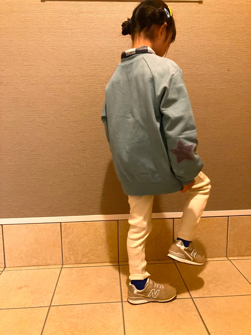 ホワイト系のその他パンツ、ベージュ系のスニーカー、グリーン系のスウェットを着用したキッズの冬コーディネートの2枚目の写真