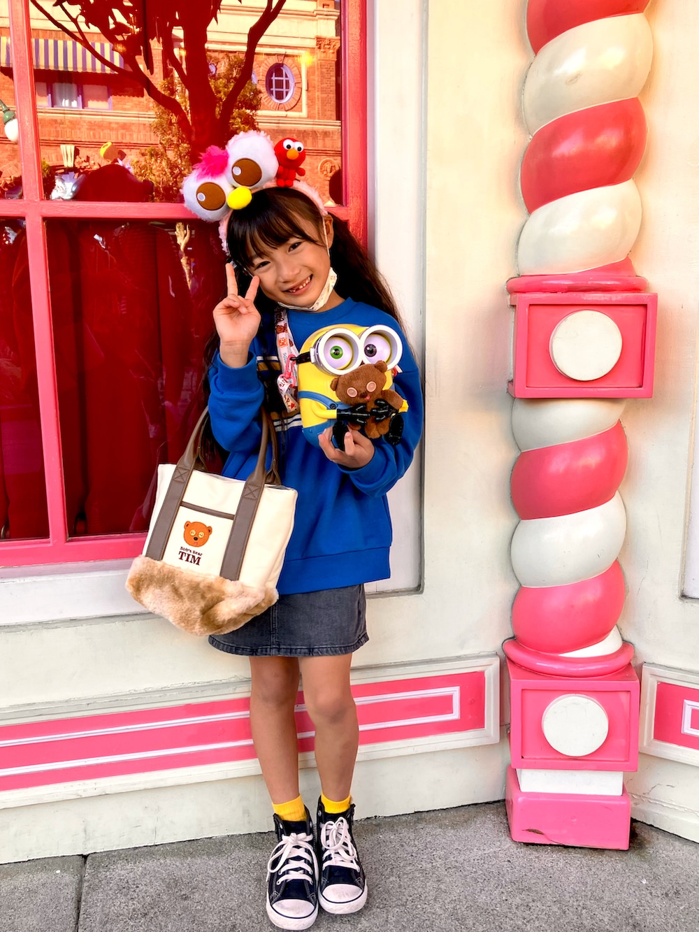 ブルー系のスウェット、ブラック系のデニムスカート、ブラック系のスニーカーを着用したキッズの冬コーディネートの2枚目の写真