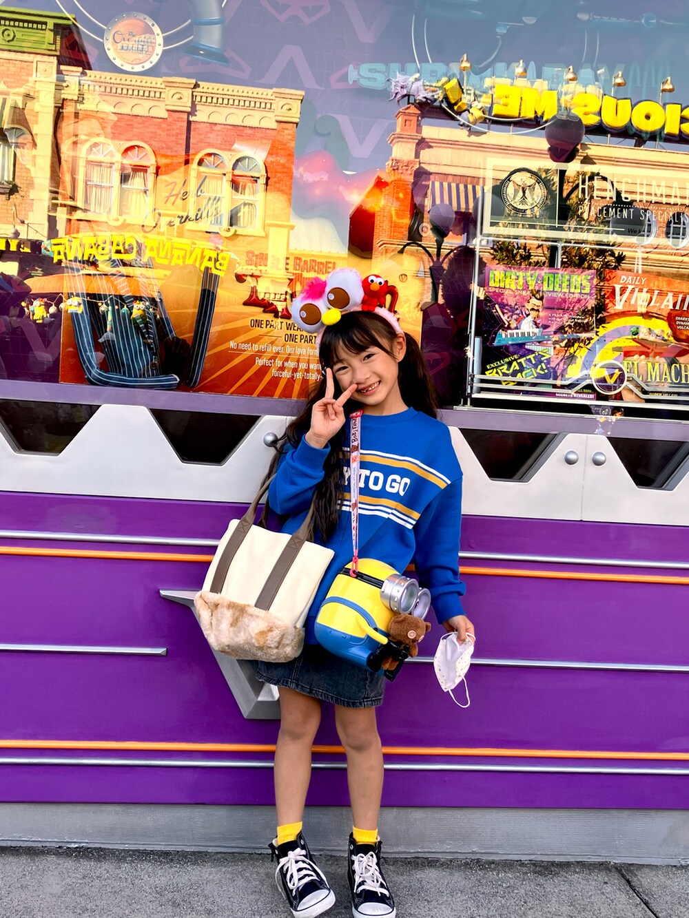 ブルー系のスウェット、ブラック系のデニムスカート、ブラック系のスニーカーを着用したキッズの冬コーディネートの3枚目の写真