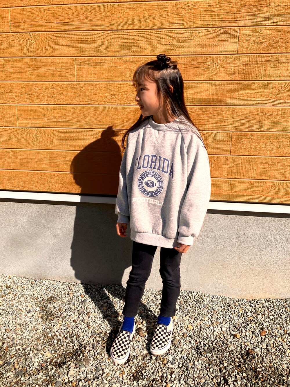 ブラック系のパンツ、グレー系のスウェット、ブラック系のスリッポンを着用したキッズの冬コーディネートの2枚目の写真