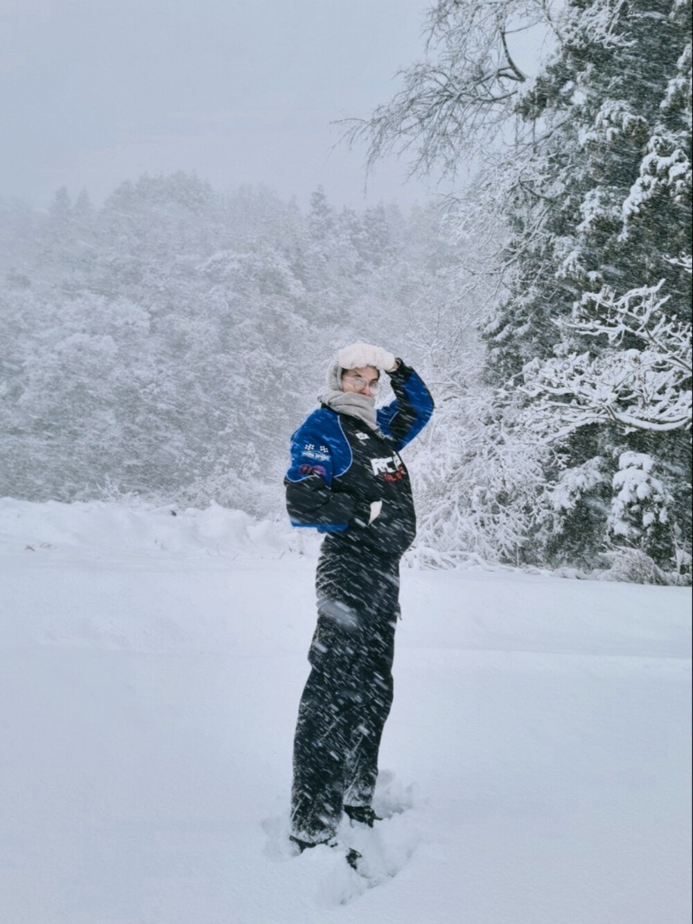 ブラック系のジャケット/アウター、ブラック系のパンツ、ブラック系のブーツを着用したレディースの冬コーディネートの2枚目の写真