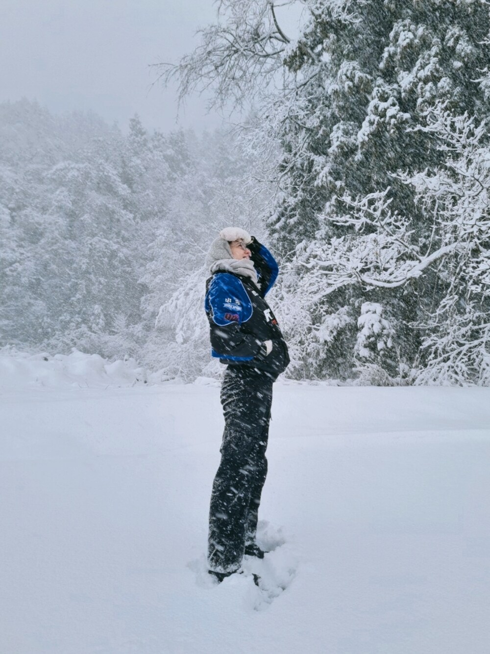 ブラック系のジャケット/アウター、ブラック系のパンツ、ブラック系のブーツを着用したレディースの冬コーディネートの4枚目の写真