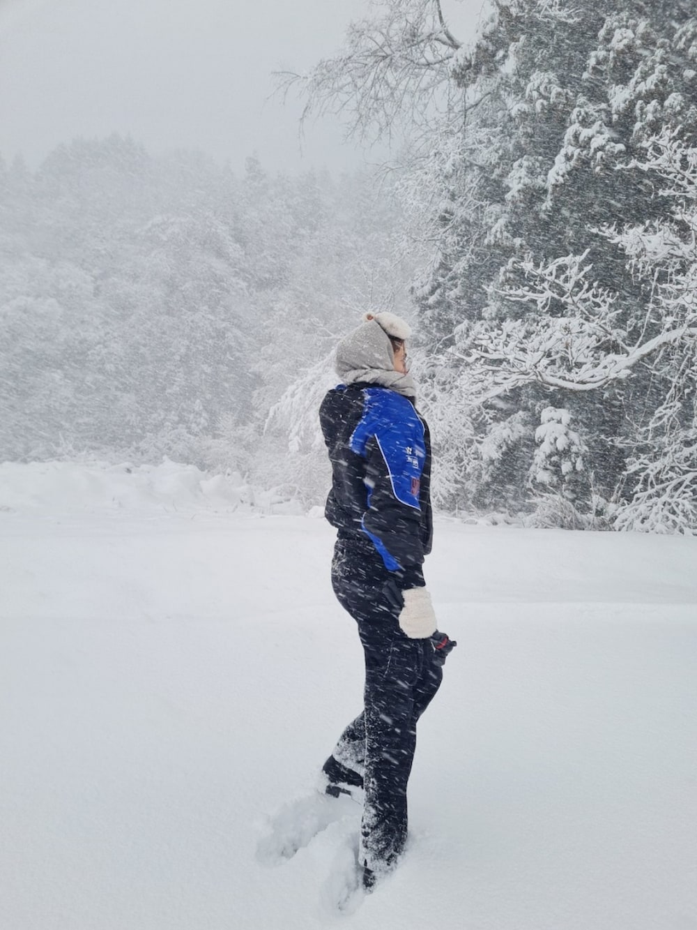 ブラック系のジャケット/アウター、ブラック系のパンツ、ブラック系のブーツを着用したレディースの冬コーディネートの3枚目の写真