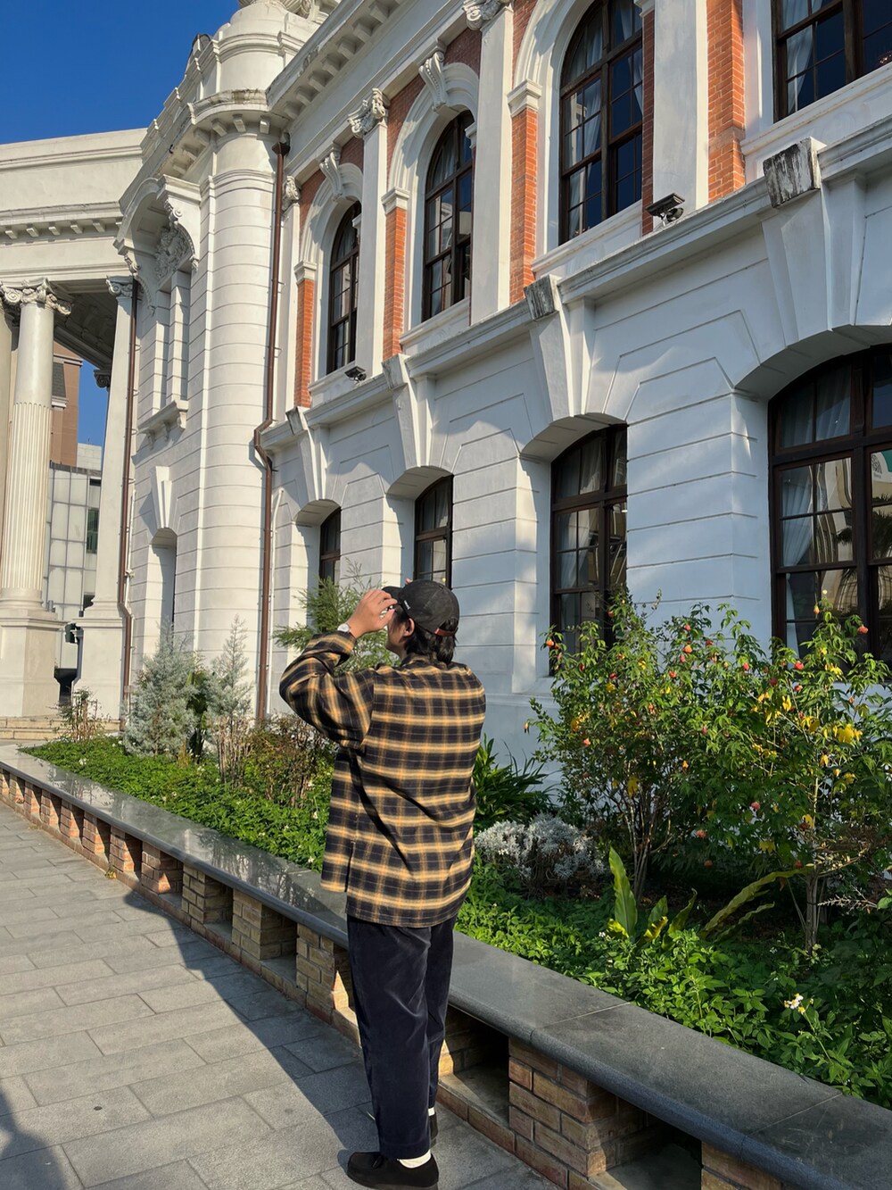 ブルー系のその他パンツ、ブラック系のモカシン/デッキシューズ、ブラウン系のその他トップスを着用したメンズの秋コーディネートの3枚目の写真