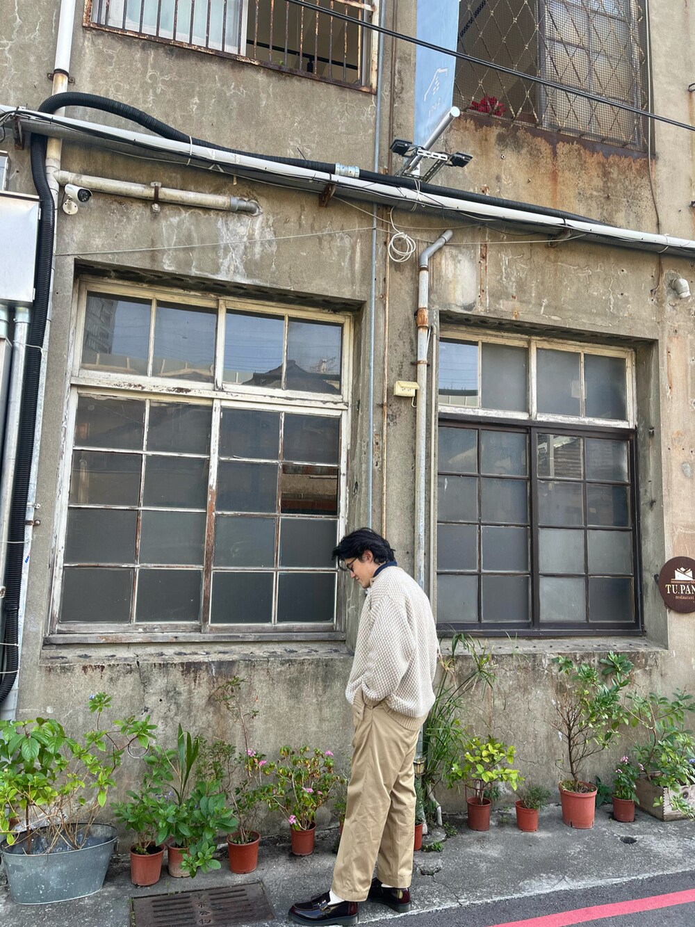 ベージュ系のその他パンツ、レッド系のローファー、ベージュ系のカーディガン/ボレロを着用したメンズの冬コーディネートの3枚目の写真