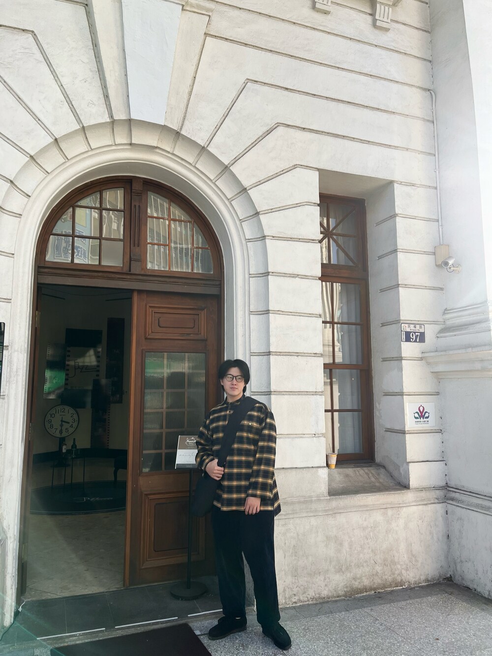 ブルー系のその他パンツ、ブラック系のモカシン/デッキシューズ、ブラウン系のその他トップスを着用したメンズの秋コーディネートの2枚目の写真