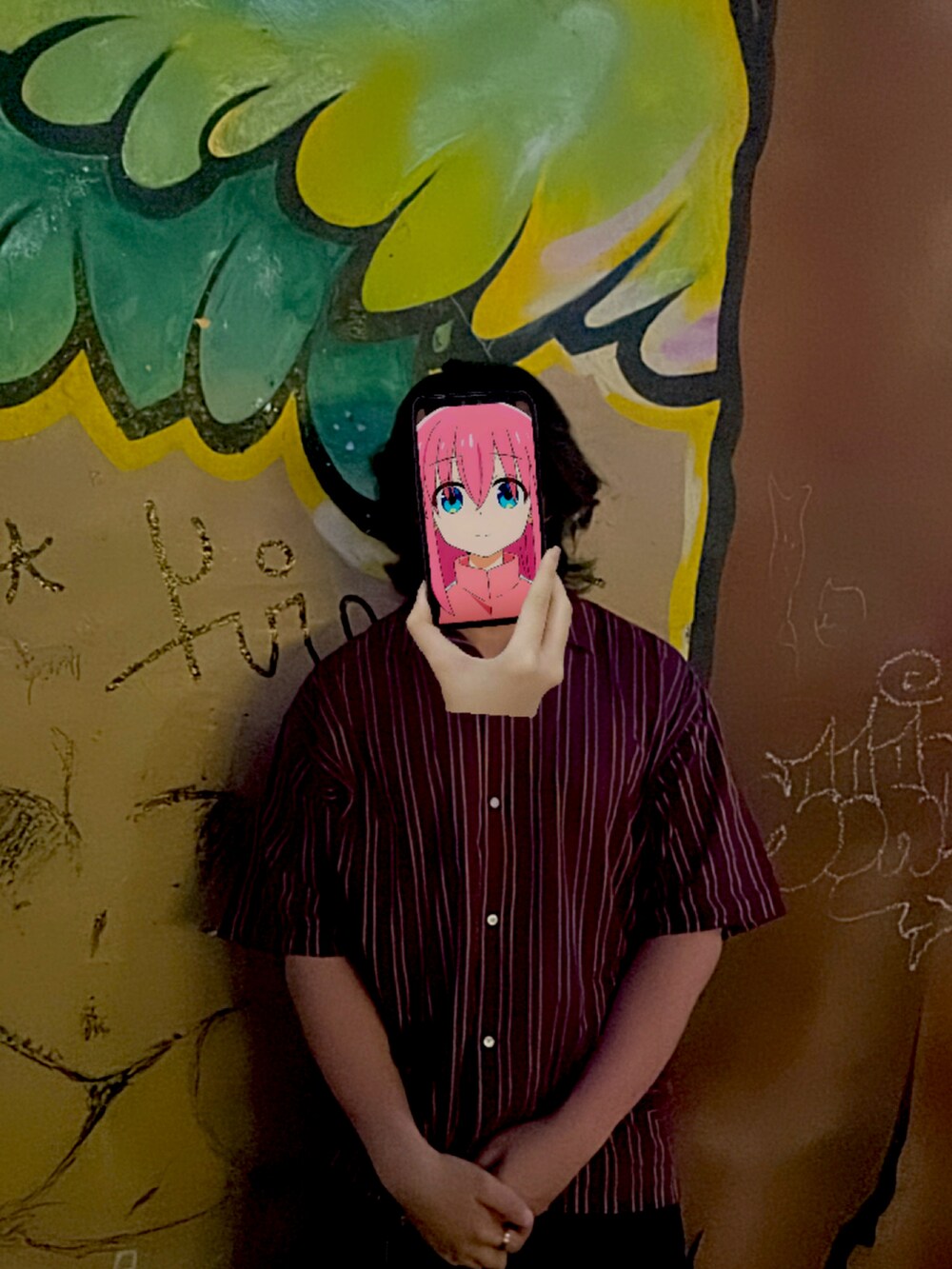 レッド系のローファー、ブラック系のその他パンツ、レッド系のシャツ/ブラウスを着用したメンズの秋コーディネートの2枚目の写真