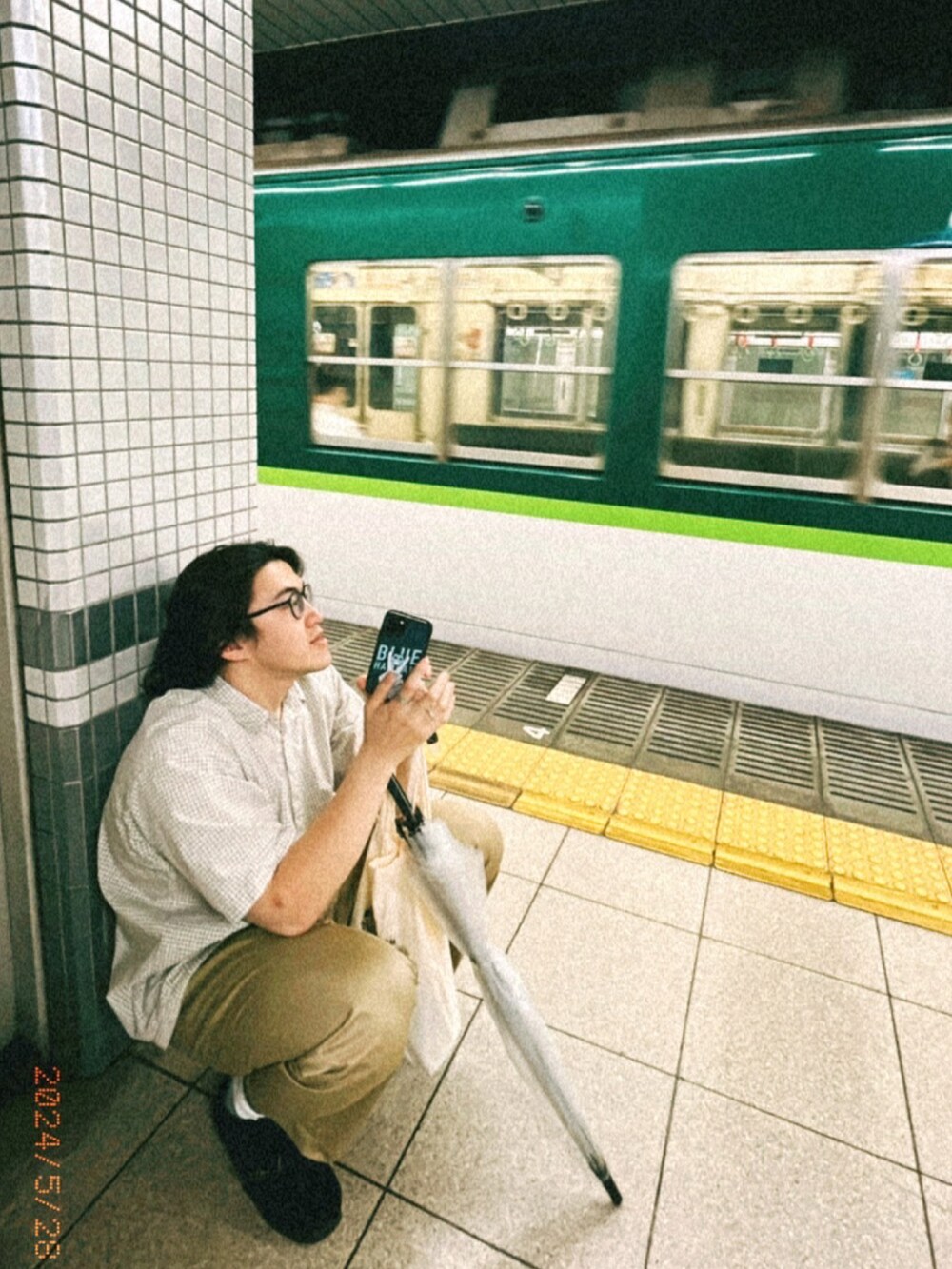 ホワイト系のシャツ/ブラウス、ベージュ系のその他パンツ、ブラック系のモカシン/デッキシューズを着用したメンズの春コーディネートの3枚目の写真