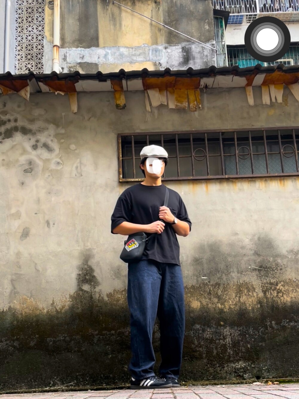 ブルー系のデニムパンツ、ブラック系のスニーカーを着用したメンズの秋コーディネートの2枚目の写真