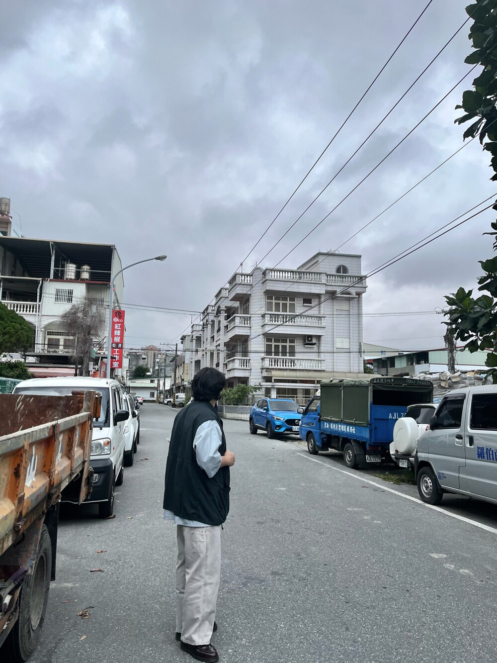 ホワイト系のパンツ、レッド系のローファー、ブラック系のベストを着用したメンズの冬コーディネートの3枚目の写真