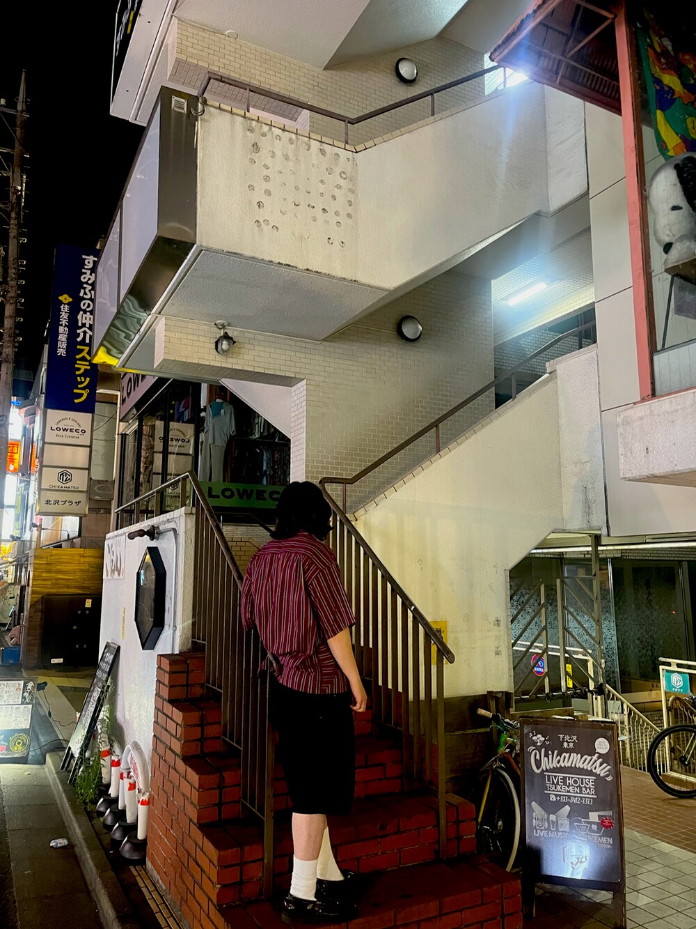 レッド系のローファー、ブラック系のその他パンツ、レッド系のシャツ/ブラウスを着用したメンズの秋コーディネートの3枚目の写真