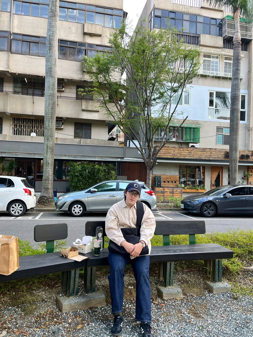 ベージュ系のその他アウター、ブルー系のデニムパンツ、ブラック系のスニーカーを着用したメンズの冬コーディネートの3枚目の写真