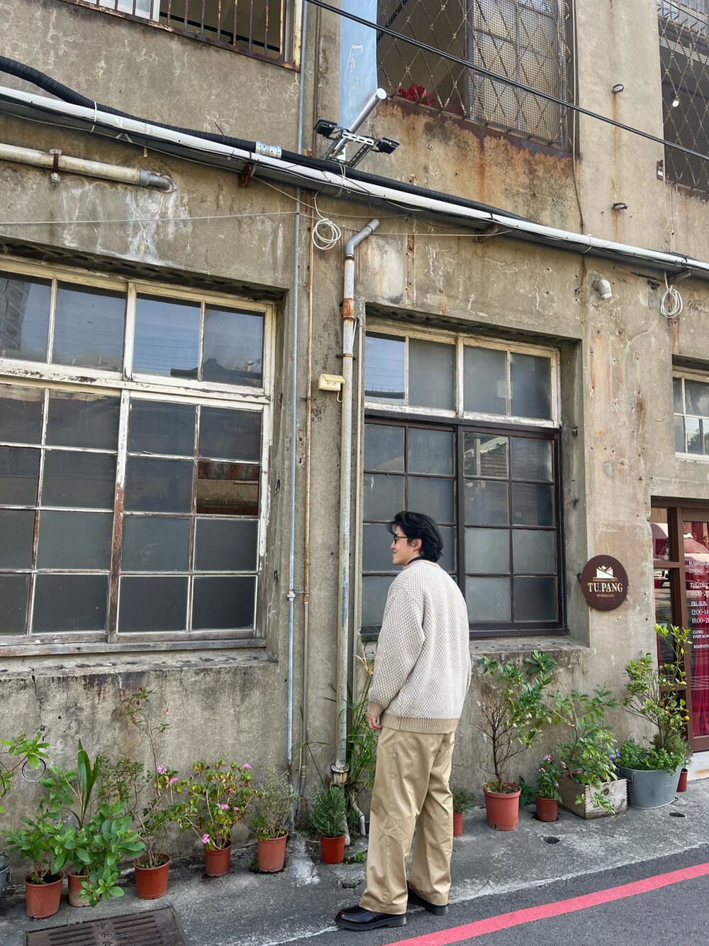 ベージュ系のその他パンツ、レッド系のローファー、ベージュ系のカーディガン/ボレロを着用したメンズの冬コーディネートの2枚目の写真