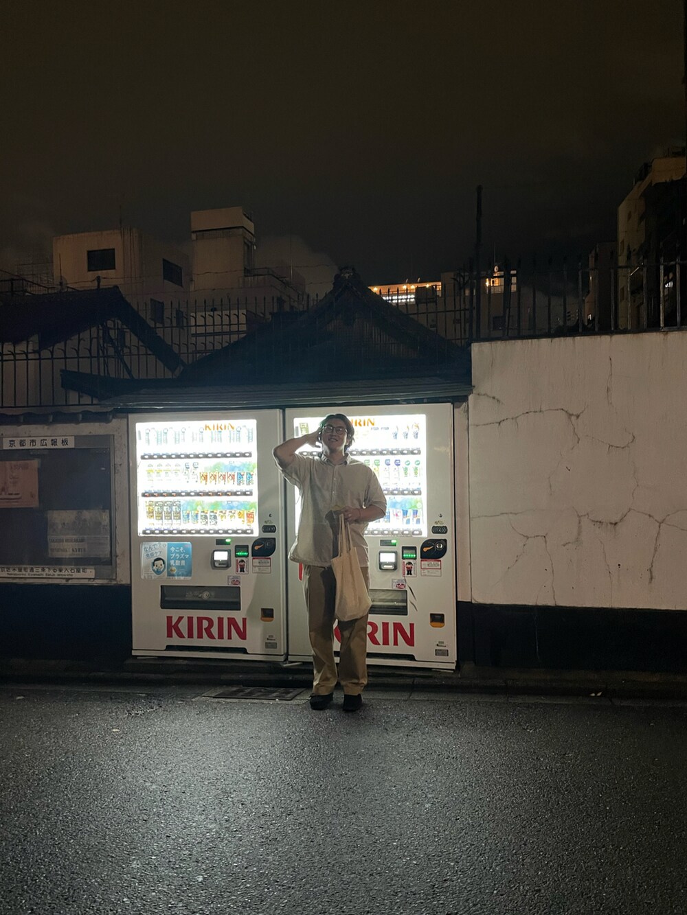 ホワイト系のシャツ/ブラウス、ベージュ系のその他パンツ、ブラック系のモカシン/デッキシューズを着用したメンズの春コーディネートの2枚目の写真