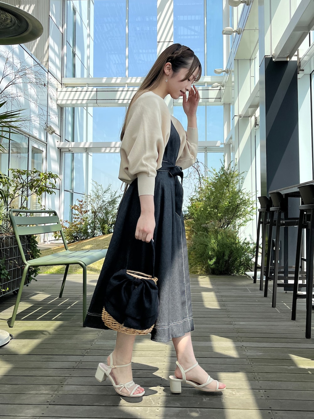 ホワイト系のカーディガン/ボレロ、ブラック系のワンピースを着用したレディースの春コーディネートの2枚目の写真