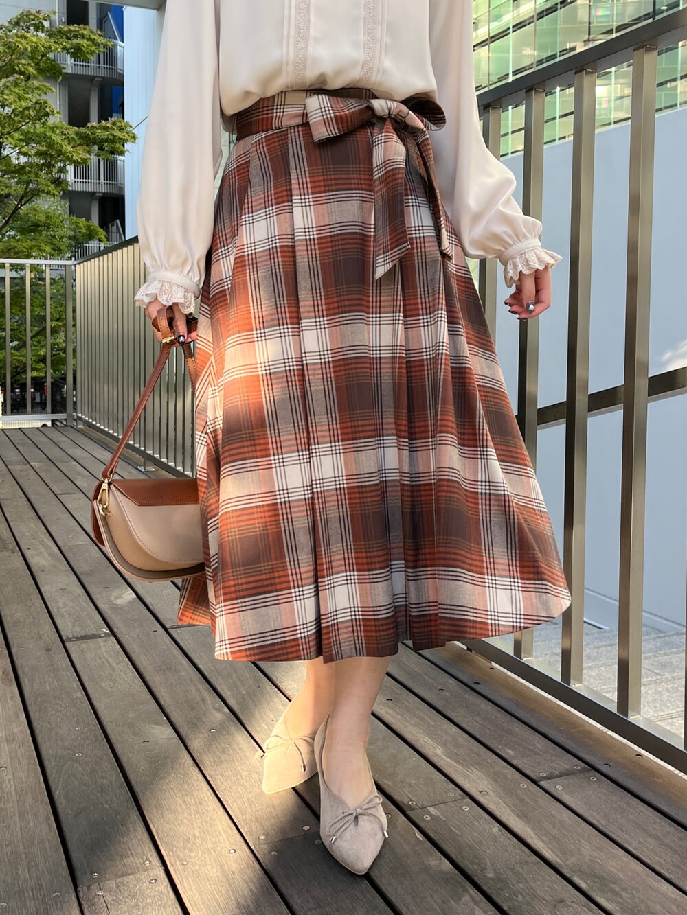 ホワイト系のシャツ/ブラウス、ブラウン系のスカートを着用したレディースの秋コーディネートの5枚目の写真