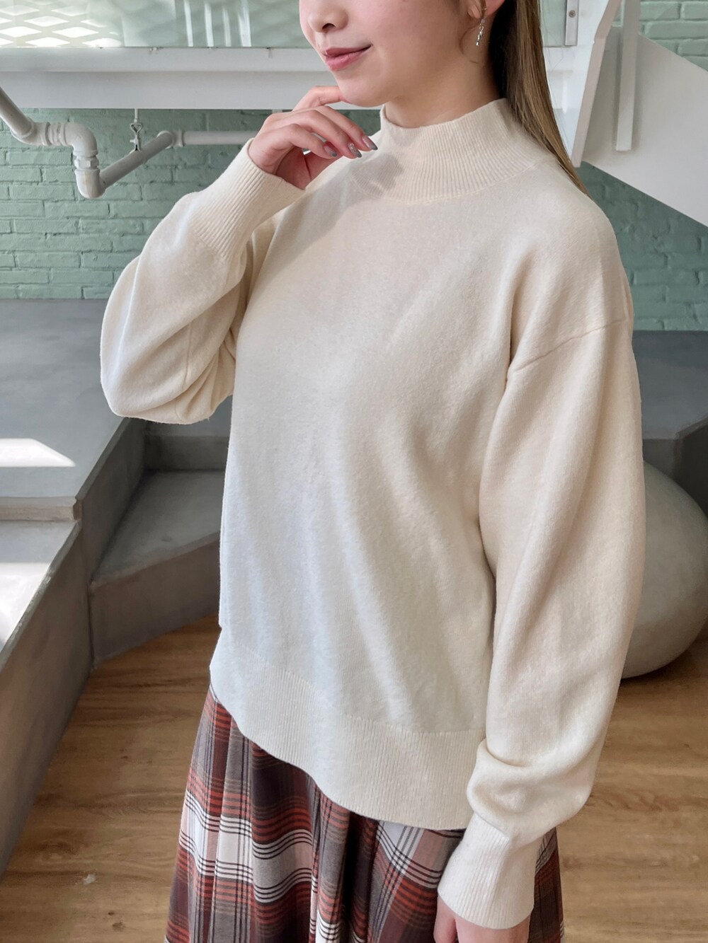 ホワイト系のニット/セーター、ブラウン系のスカート、ブラック系のその他シューズを着用したレディースの秋コーディネートの3枚目の写真