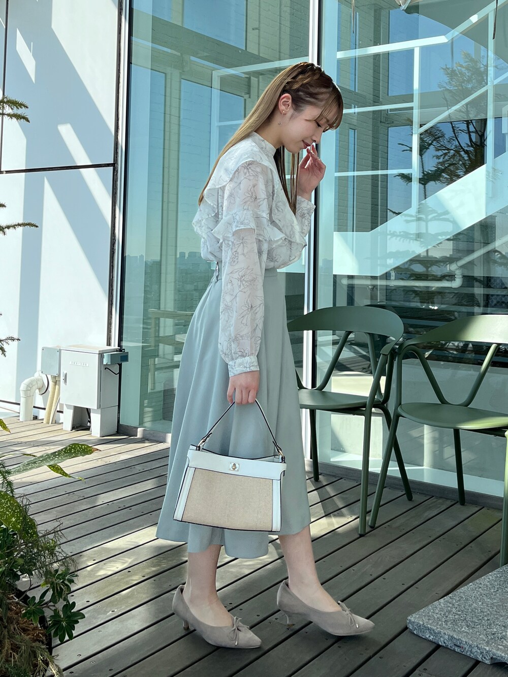 グレー系のシャツ/ブラウス、グリーン系のスカートを着用したレディースの冬コーディネートの2枚目の写真