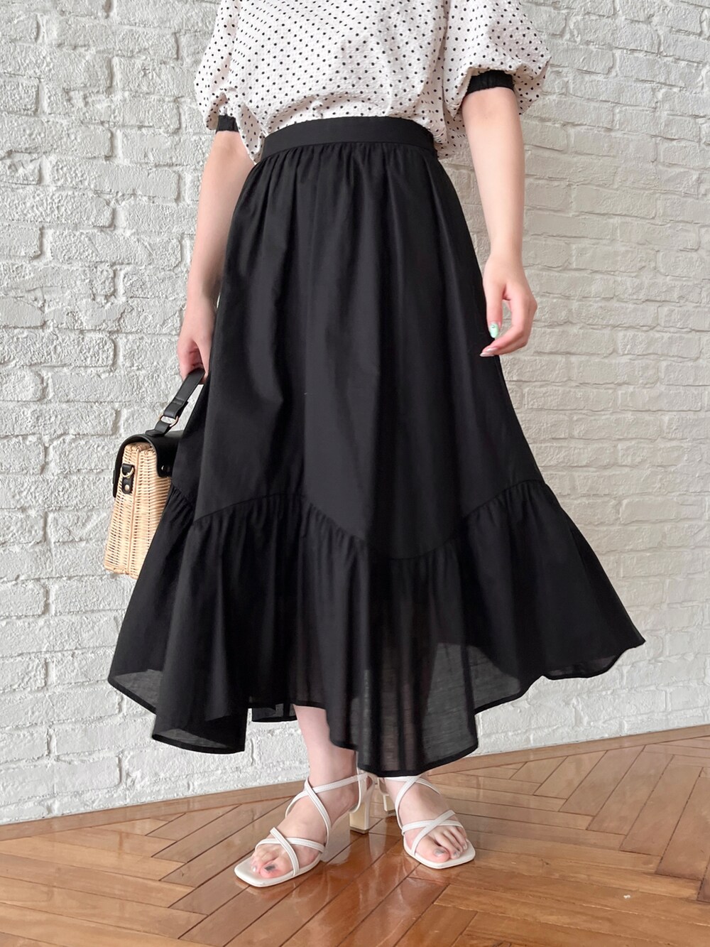 ベージュ系のシャツ/ブラウス、ブラック系のスカート、ブラック系のショルダーバッグを着用したレディースの夏コーディネートの5枚目の写真