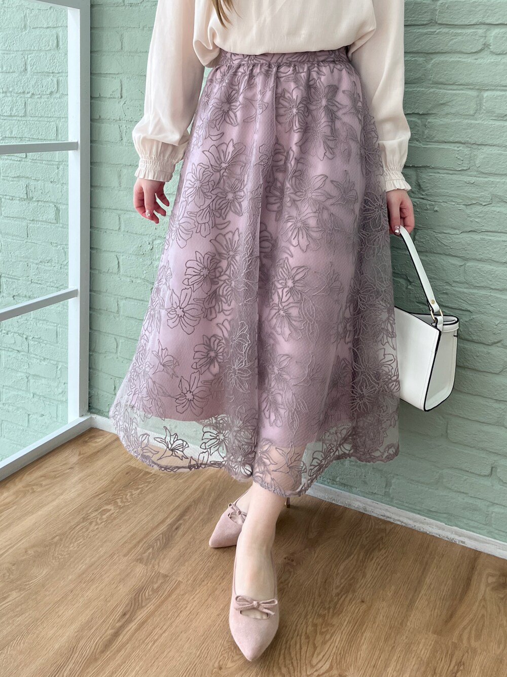 ホワイト系のシャツ/ブラウス、パープル系のスカートを着用したレディースの冬コーディネートの5枚目の写真