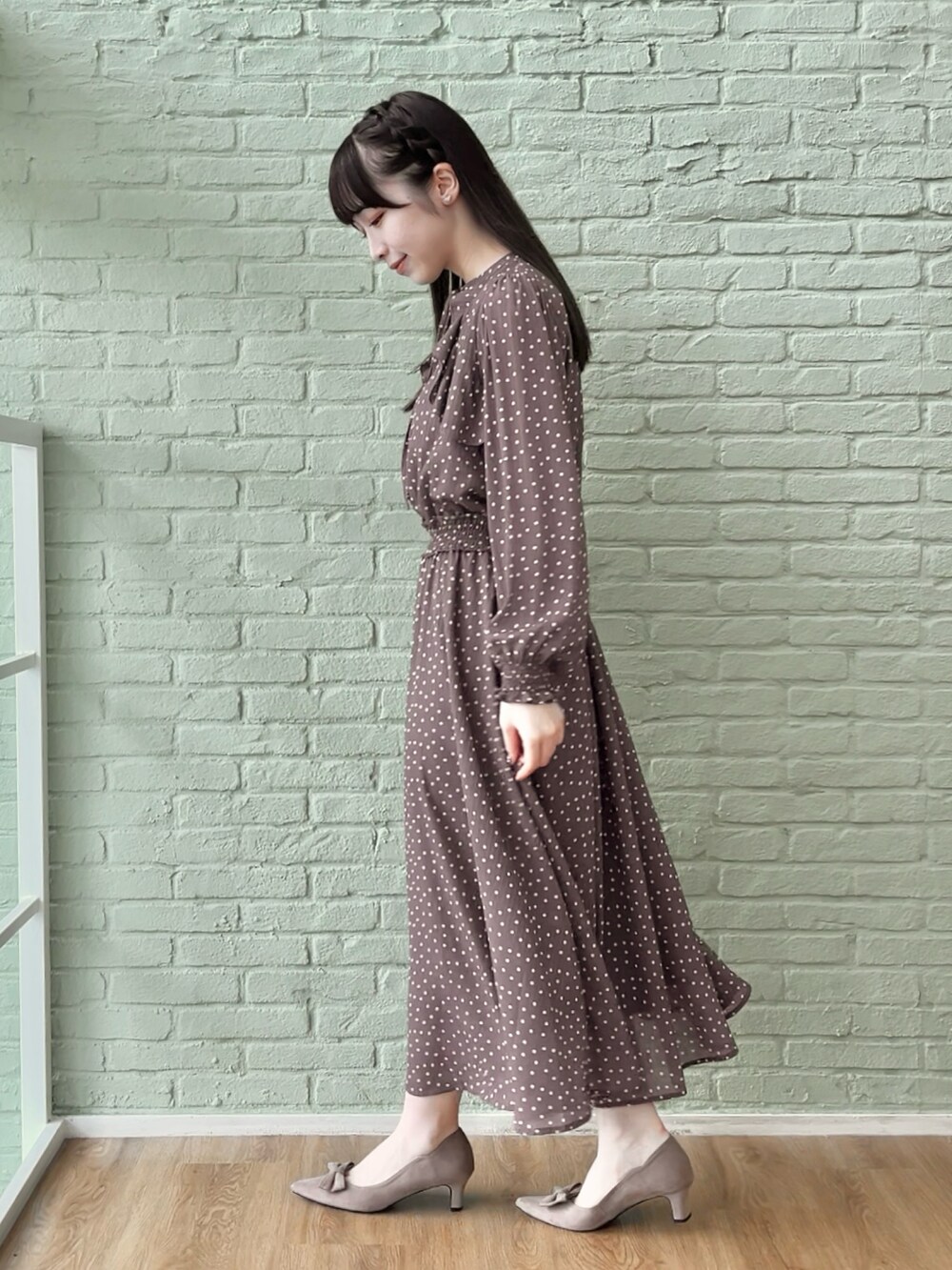 ブラウン系のワンピースを着用したレディースの秋コーディネートの2枚目の写真