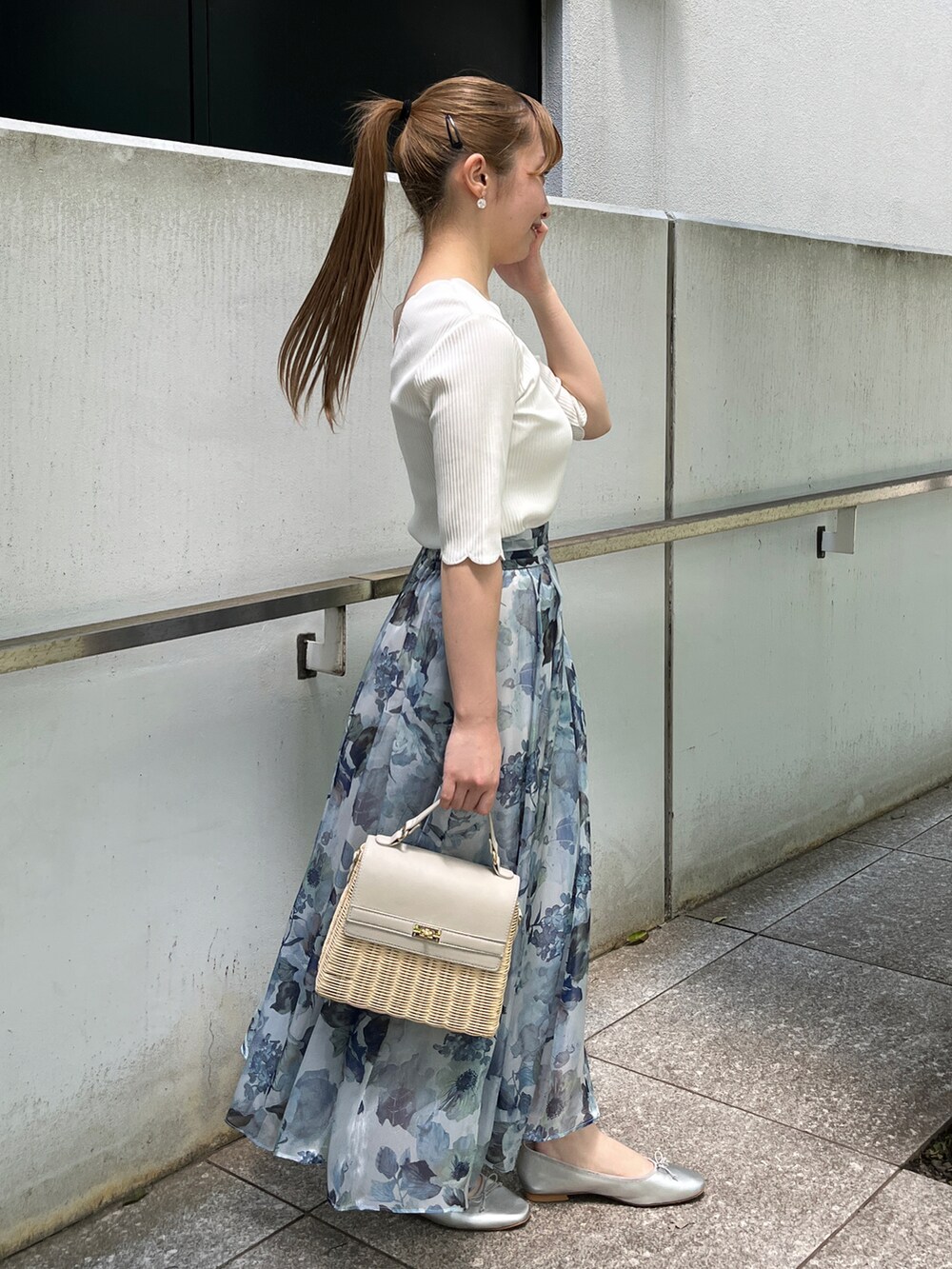 ホワイト系のTシャツ/カットソー、グレー系のスカート、グレー系のショルダーバッグを着用したレディースの夏コーディネートの2枚目の写真