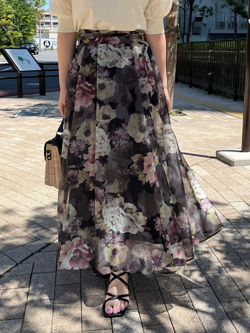 ホワイト系のニット/セーター、ブラック系のスカート、ブラック系のショルダーバッグを着用したレディースの夏コーディネートの5枚目の写真