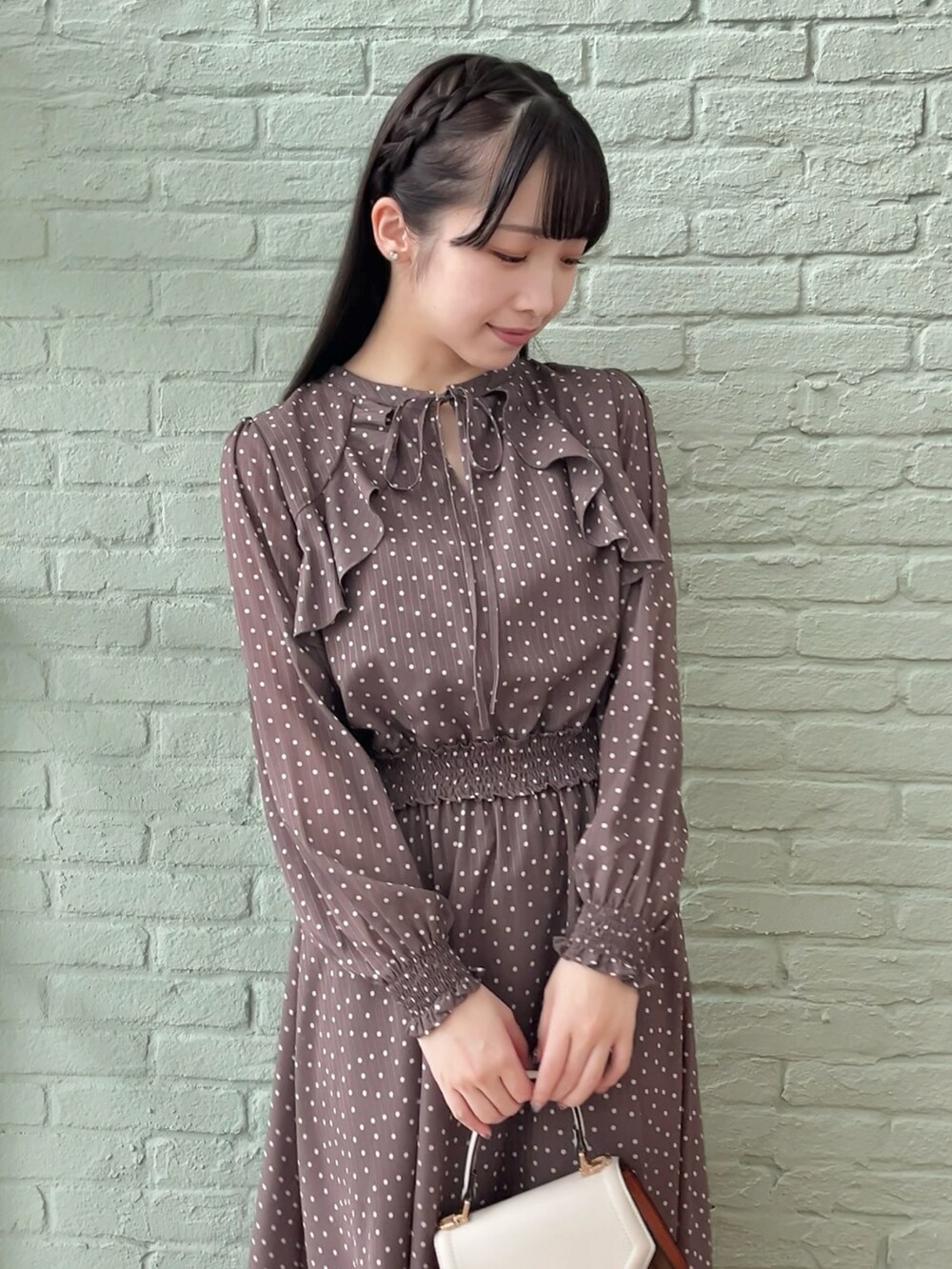 ブラウン系のワンピースを着用したレディースの秋コーディネートの4枚目の写真