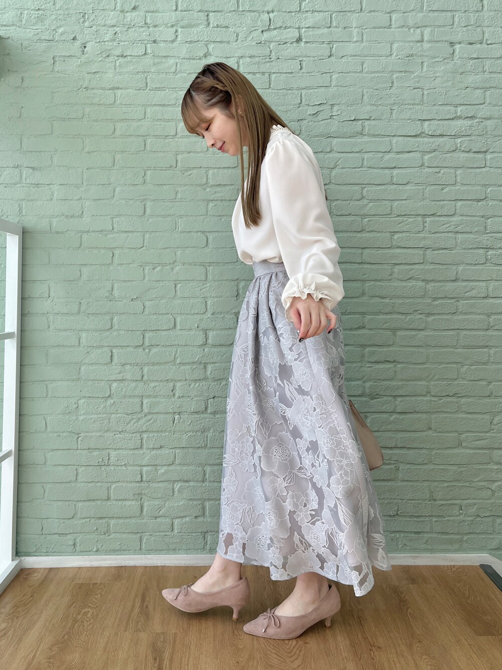 ホワイト系のシャツ/ブラウス、グレー系のスカートを着用したレディースの冬コーディネートの2枚目の写真