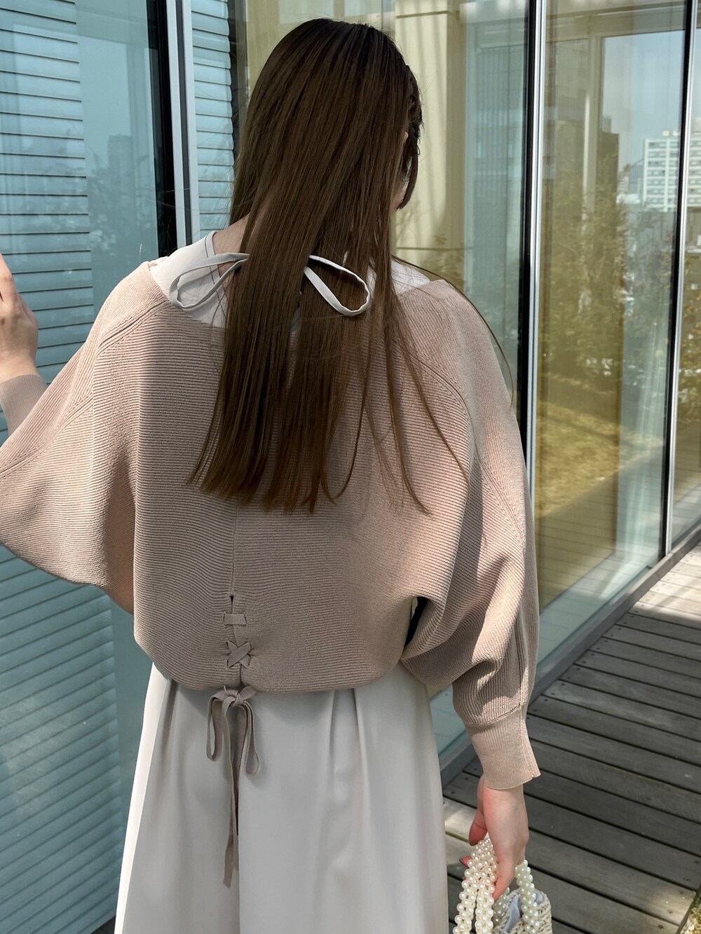 ホワイト系のカーディガン/ボレロ、ホワイト系のワンピースを着用したレディースの春コーディネートの4枚目の写真