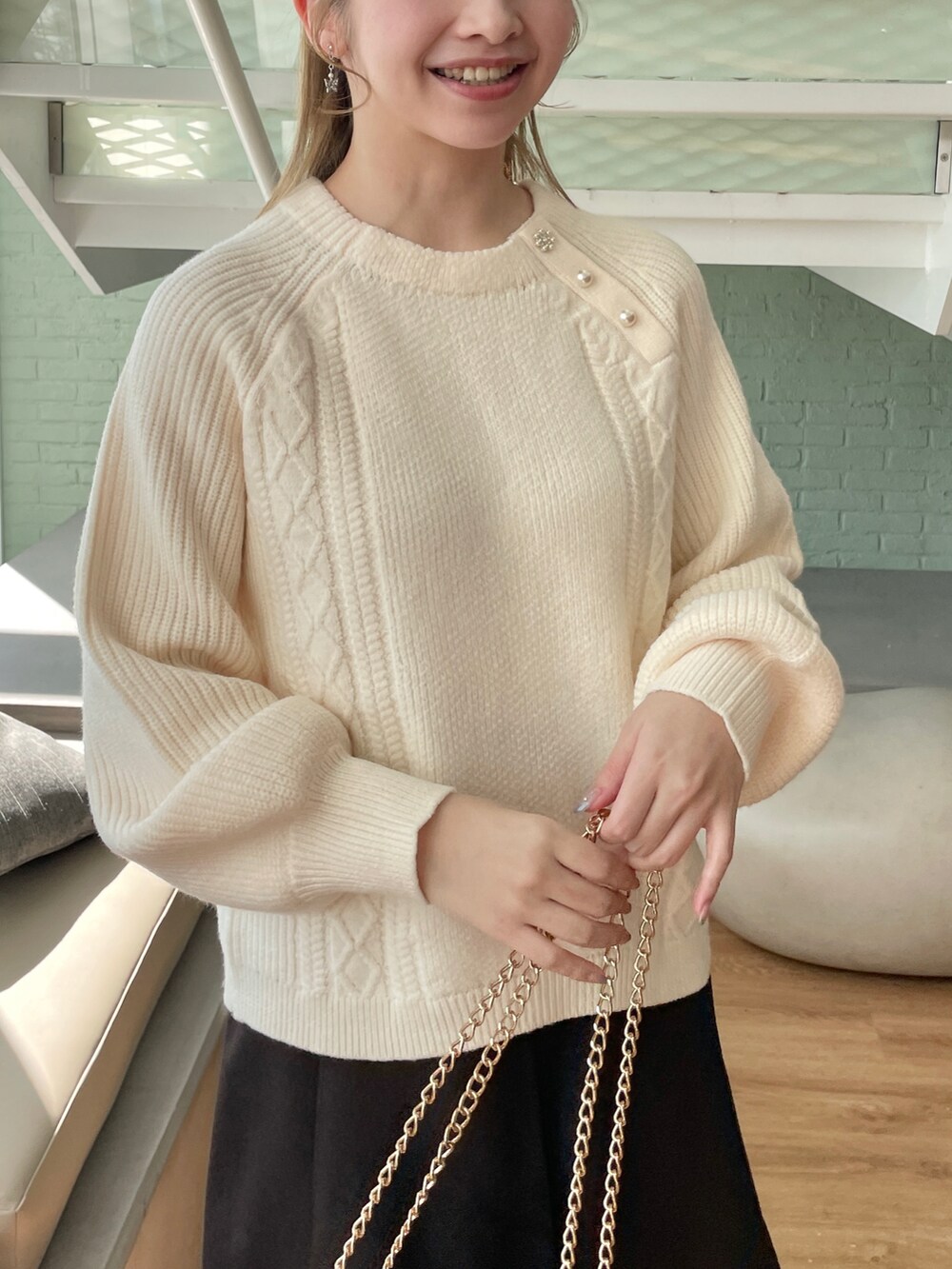 ブラウン系のその他パンツ、ブラック系のショルダーバッグ、ブラウン系のブーツを着用したレディースの秋コーディネートの3枚目の写真