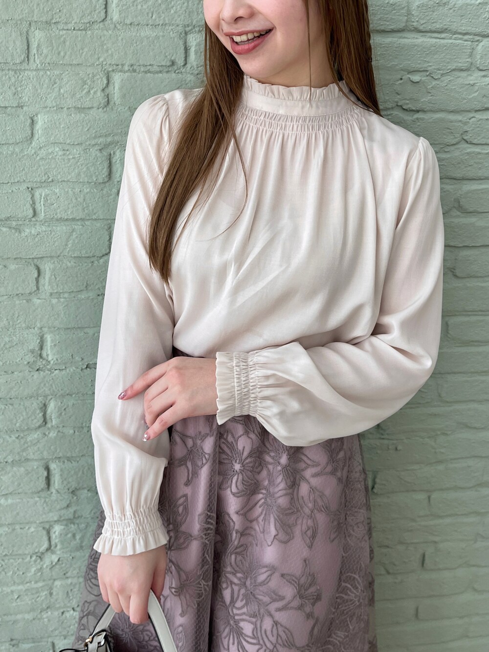 ホワイト系のシャツ/ブラウス、パープル系のスカートを着用したレディースの冬コーディネートの4枚目の写真