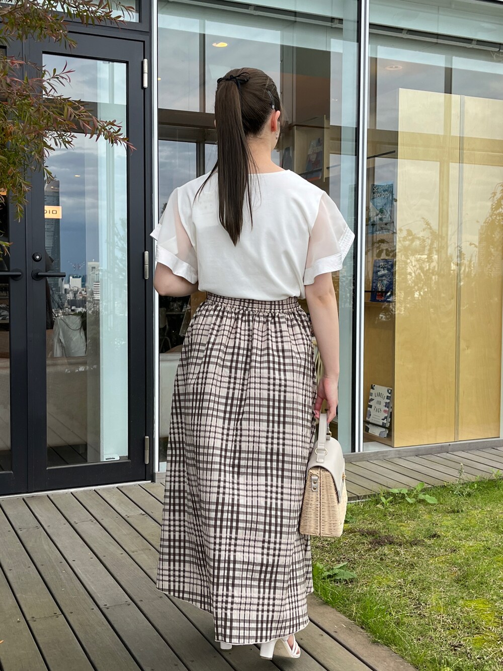 ホワイト系のTシャツ/カットソー、グレー系のショルダーバッグ、ホワイト系のサンダルを着用したレディースの夏コーディネートの3枚目の写真