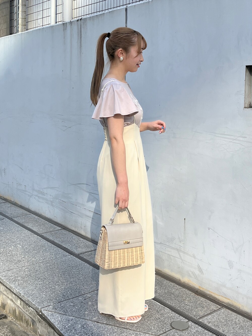 グレー系のTシャツ/カットソー、ホワイト系のサロペット/オーバーオール、グレー系のショルダーバッグを着用したレディースの春コーディネートの2枚目の写真