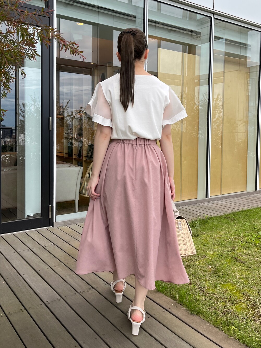ホワイト系のTシャツ/カットソー、ピンク系のスカート、グレー系のショルダーバッグを着用したレディースの夏コーディネートの3枚目の写真