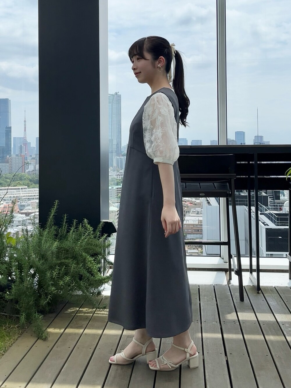 ホワイト系のTシャツ/カットソー、グレー系のワンピースを着用したレディースの春コーディネートの2枚目の写真