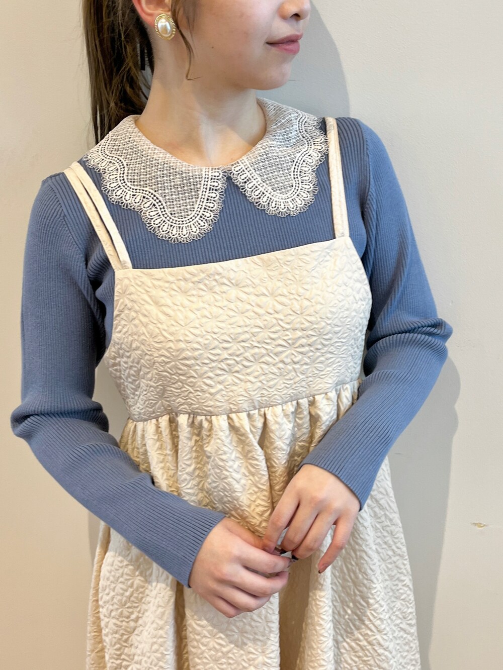 ブルー系のニット/セーター、ベージュ系のワンピースを着用したレディースの秋コーディネートの4枚目の写真